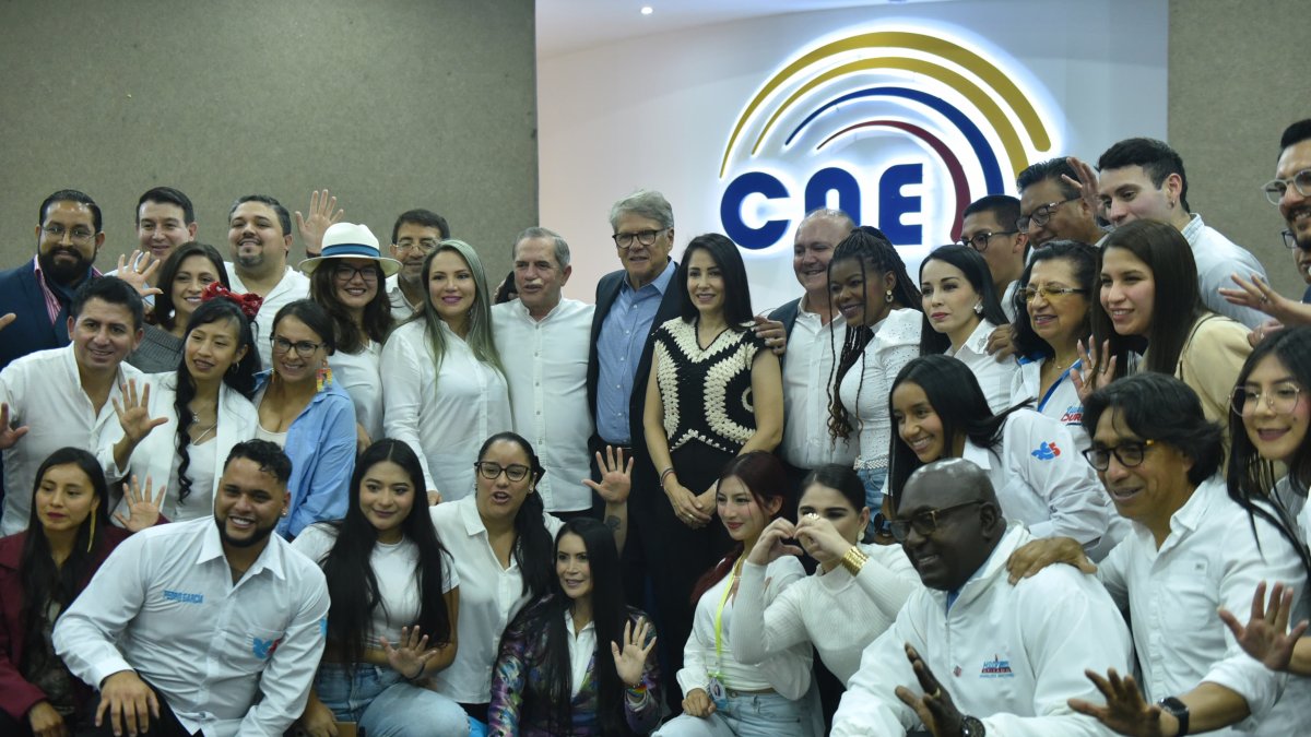 Ricardo Patiño se limitó a decir que han destruido a Ecuador y evitó responder preguntas de la prensa.