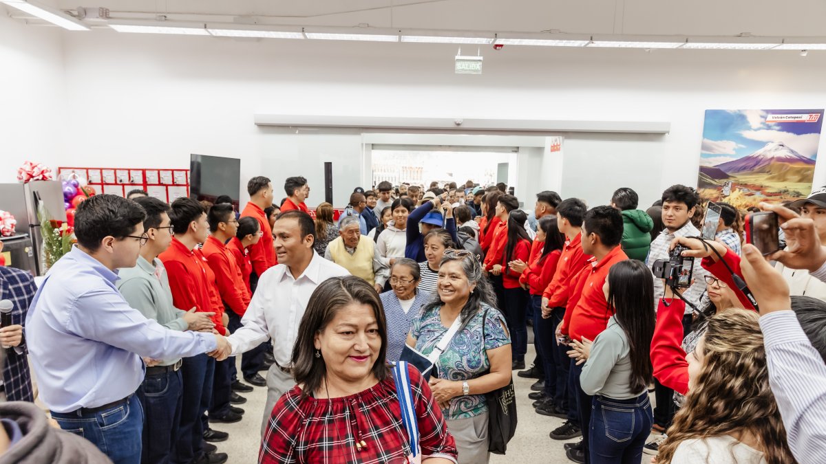 Tienda. Un grupo de clientes son bienvenidos en la inauguración de la nueva tienda de Tía.