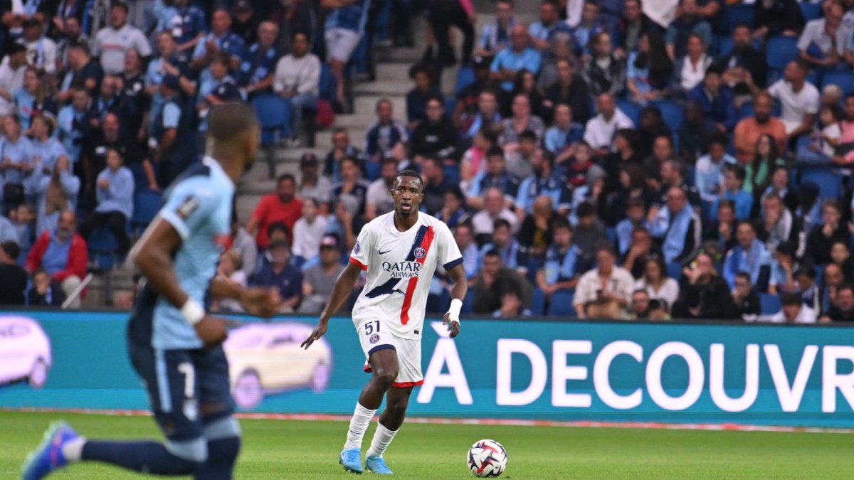 William Pacho es el líbero en la línea de 3 defensores que utiliza Luis Enrique en su formación (3-4-3).