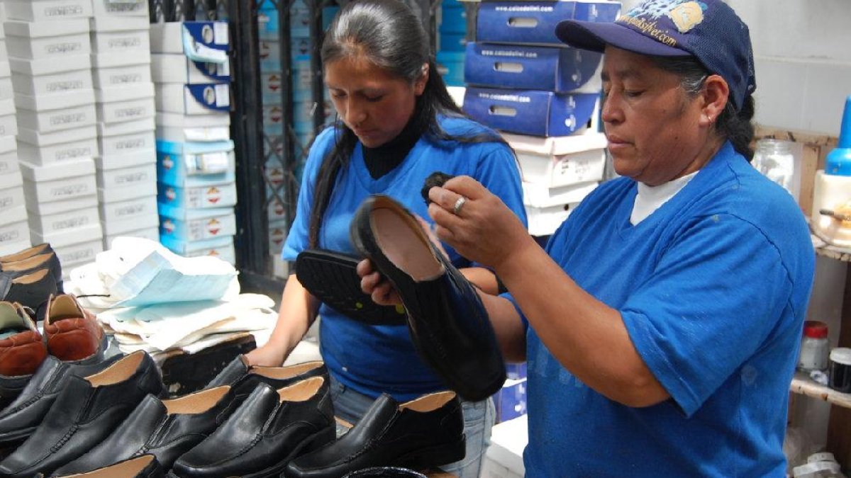 Labor. Mujeres trabajando en un taller de zapatos.