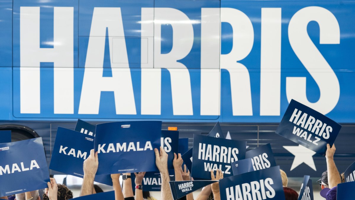 Imagen del 18 de agosto de 2024 de seguidores de los candidatos demócratas Kamala Harris y Tim Walz.