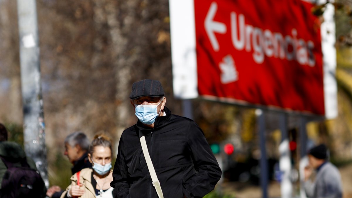 Personas con mascarillas caminando en el entorno de un centro sanitario.