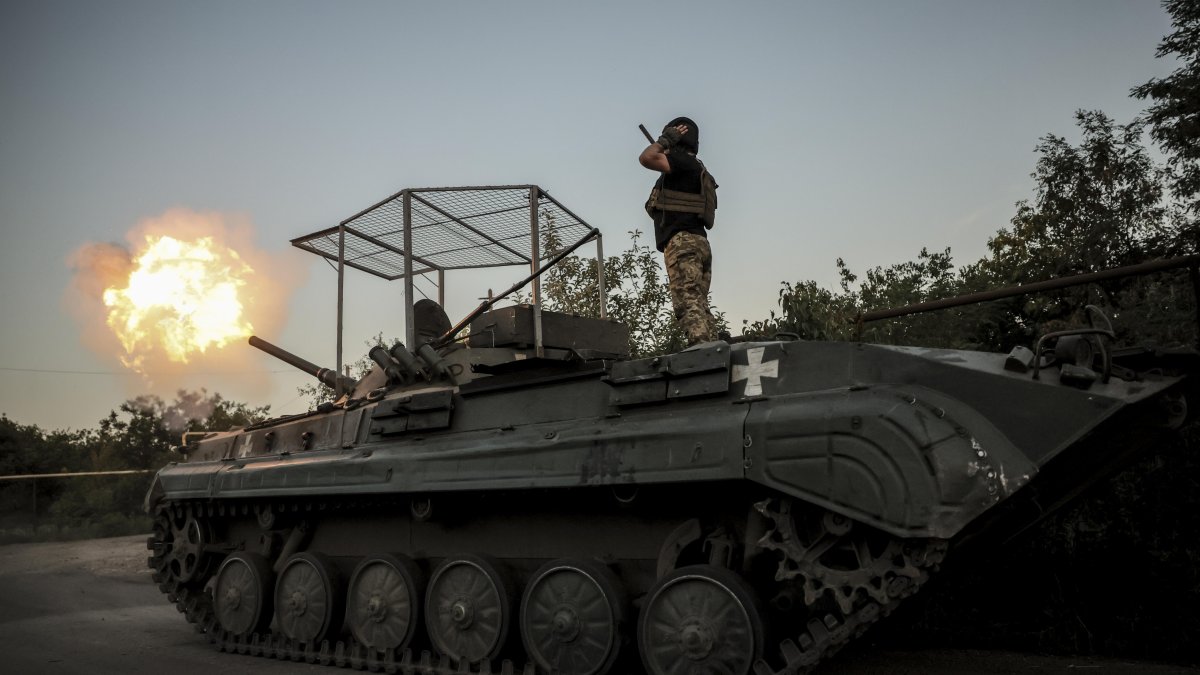 Militares de las Fuerzas Armadas de Ucrania, disparan desde un vehículo de combate hacia posiciones rusas cerca de la ciudad de Chasiv Yar, en Donetsk.