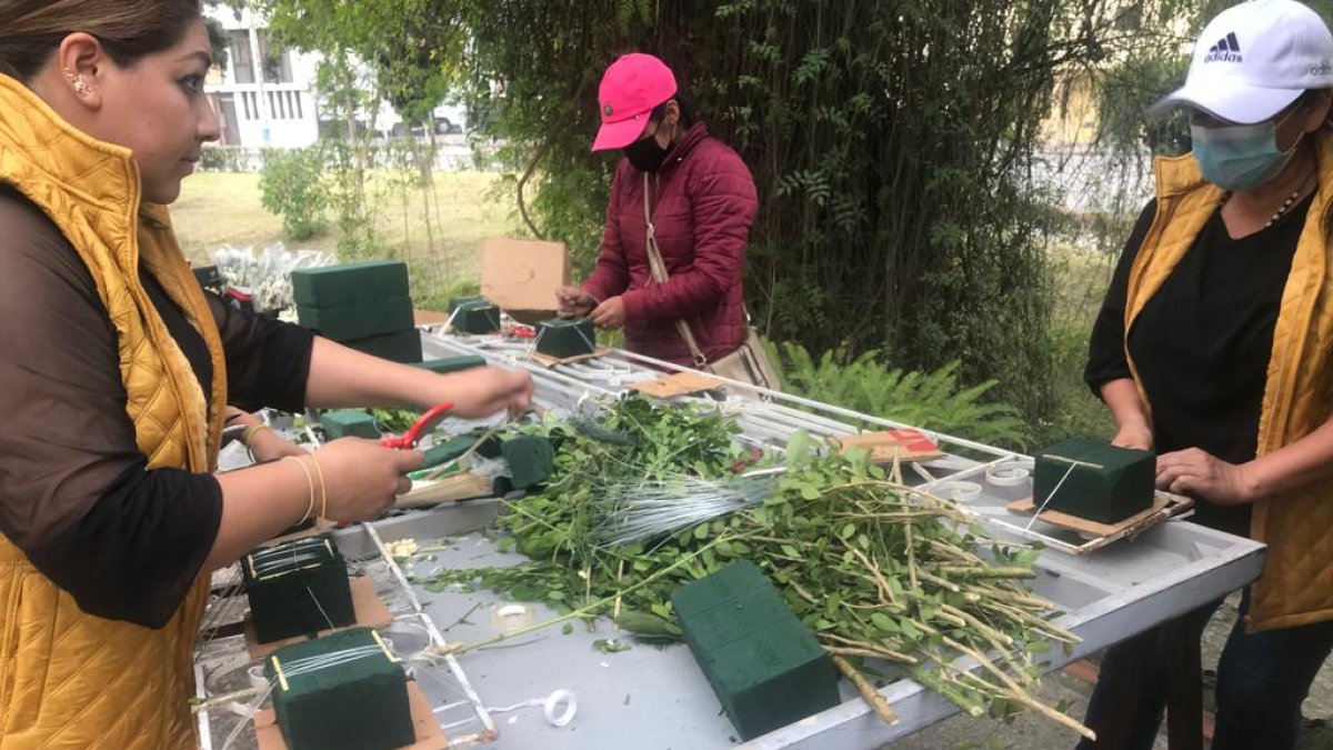 Devoción. Con la iniciativa se busca adornar el templo con miles de flores.
