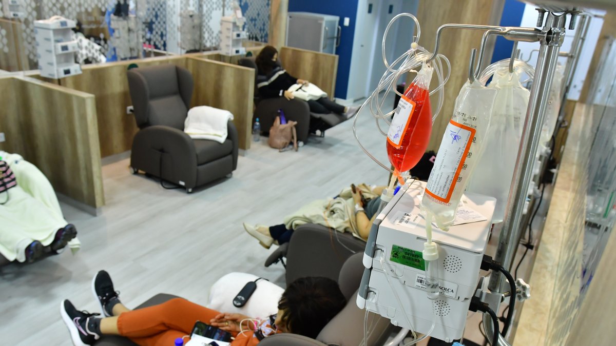 Servicio. Un grupo de pacientes recibiendo una sesión de quimioterapia en el hospital de Solca, de Guayaquil.