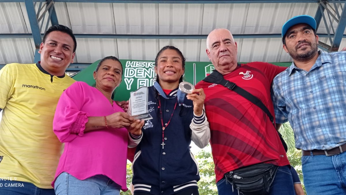 Lucía (c) acompañada de su madre, María Guzmán, su entrenador, el cubano Jorge Guzmán, y autoridades.
