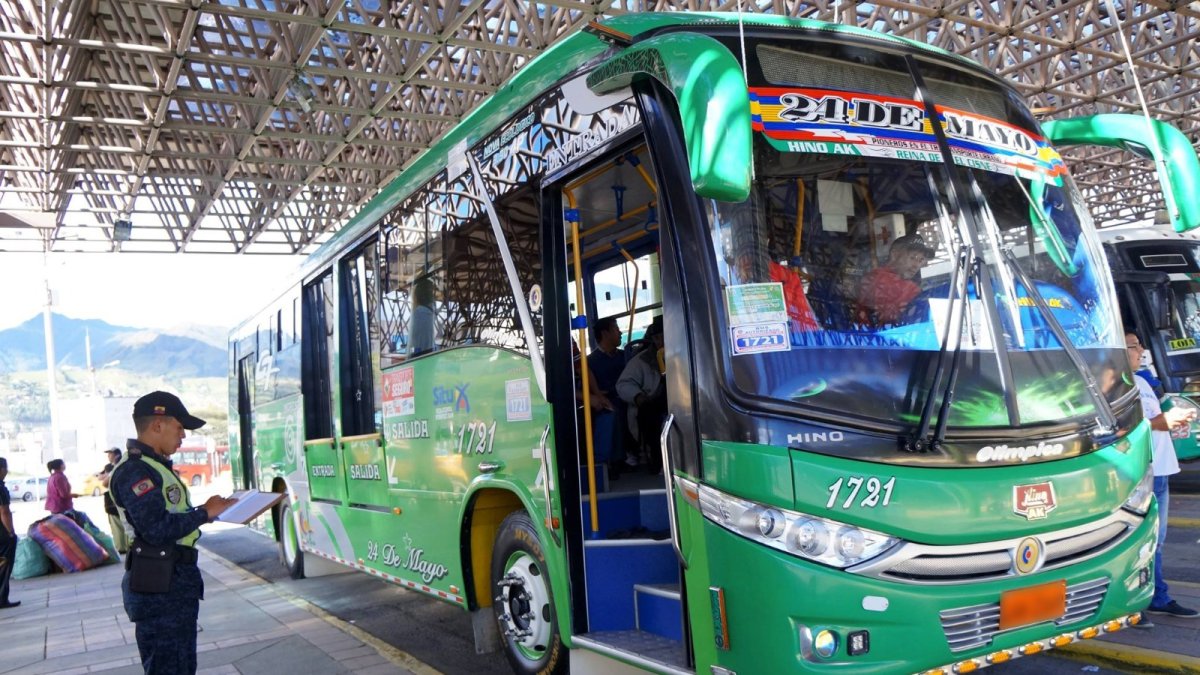 Controles. La CTE revisa las condiciones de los vehículos.