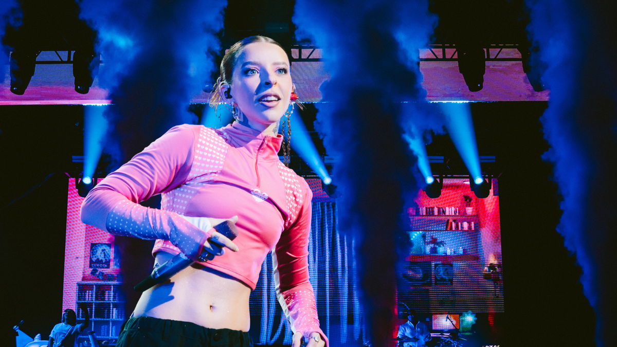 Fotografía del 15 de agosto de 2024 de la cantante puertorriqueña Young Miko durante un concierto en el Teatro Peacock en Los Ángeles (Estados Unidos).