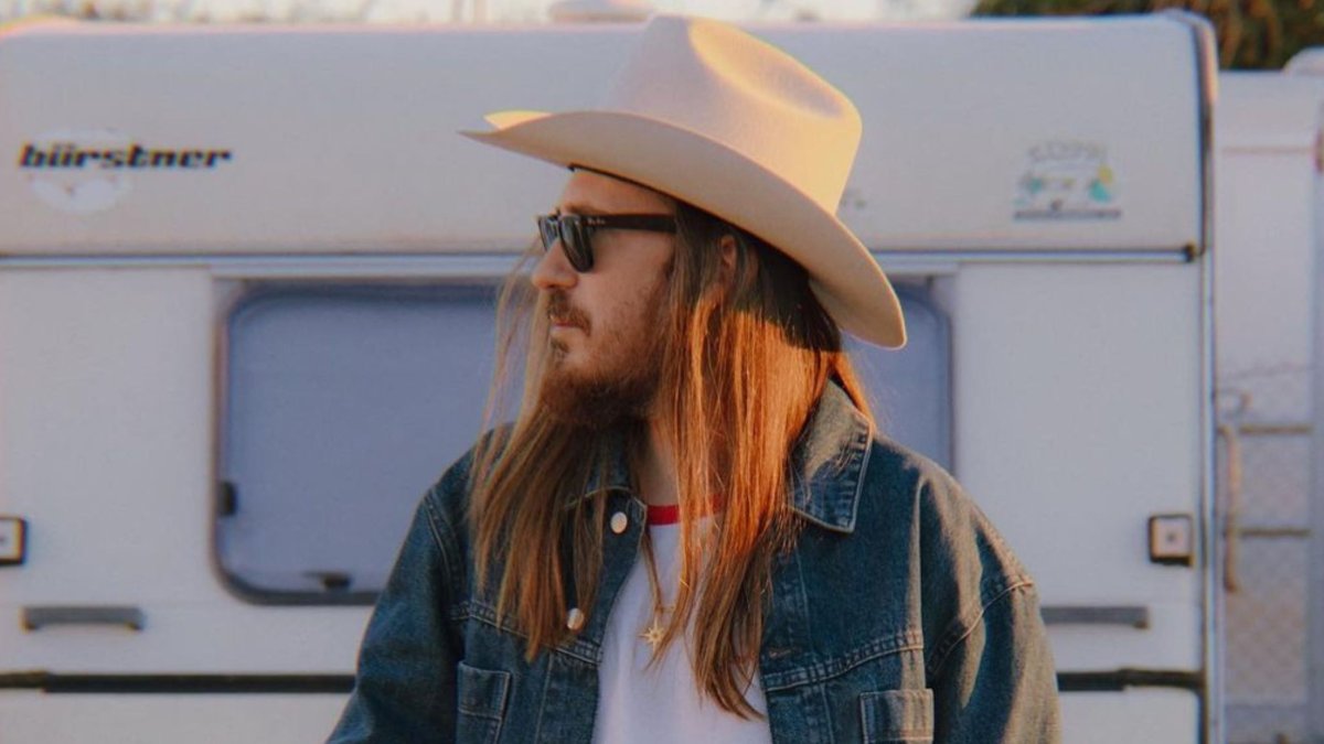 Carlos Sadness tiene 40 años.