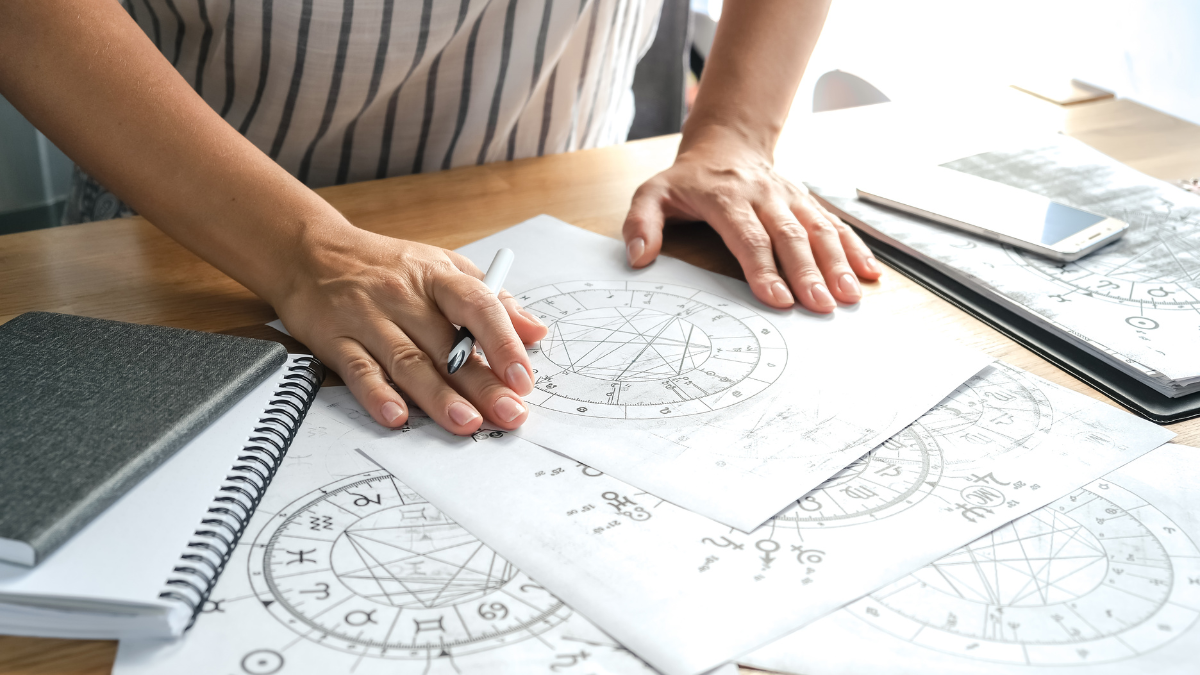 Con el Sol y Júpiter en una configuración armónica, es un día favorable para trabajar en proyectos conjuntos y tomar decisiones importantes en pareja.