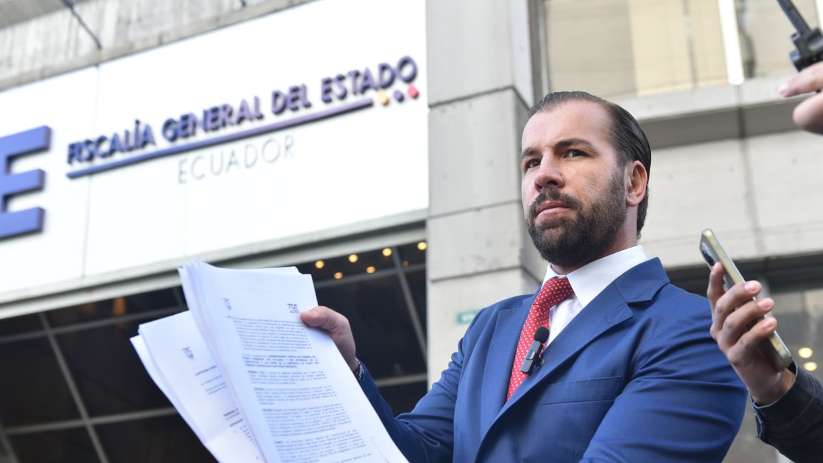 Miembros de la Izquierda Democrática (ID) acudieron a la Fiscalía General del Estado el 20 de agosto de 2024