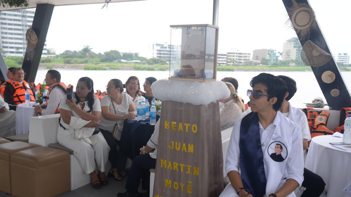 Escena. La embarcación salió desde el Río Guayas con las reliquias.