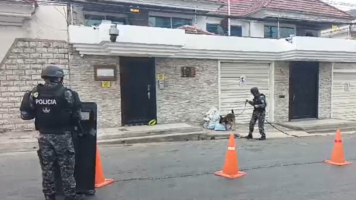 Agentes de la Policía Nacional durante el procedimiento en Los Ceibos.