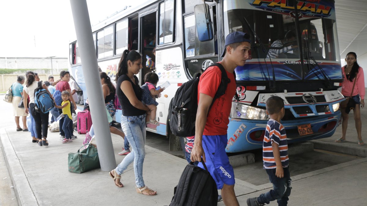 Referencial. Usuarios en la Terminal Terrestre Pascuales.