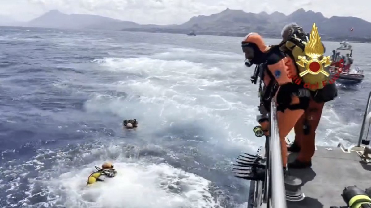 Buzos de los bomberos italianos reanudan las inspecciones de los restos del yate bayesiano, frente a la costa de la isla de Sicilia (sur de Italia), el 20 de agosto de 2024.
