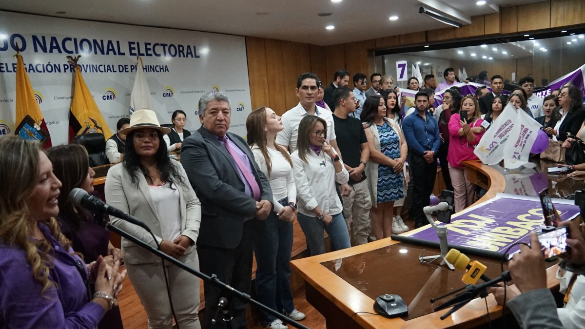 A los asambleístas que optan por la reelección les corresponde pedir licencia, más no renunciar.