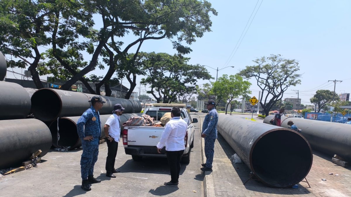 En los tubos metálicos, personal municipal halló colchonetas, ropa, plástico, sábanas.