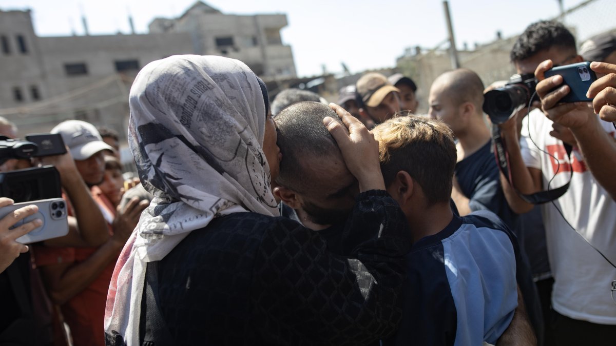 Gaza. Uno de los palestinos liberados por Israel se reúne con su familia.