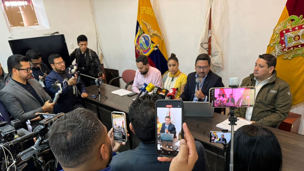Rueda de prensa de asambleístas de Azuay sobre informe de investigación al Sindicato del IESS.