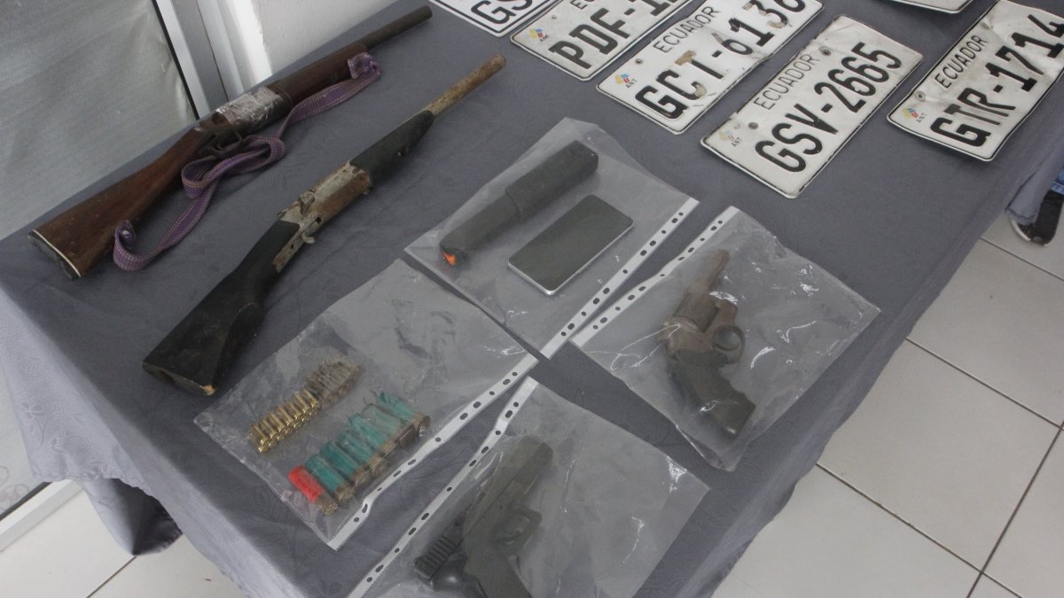 Armas y placas de vehículos fueron decomisadas.