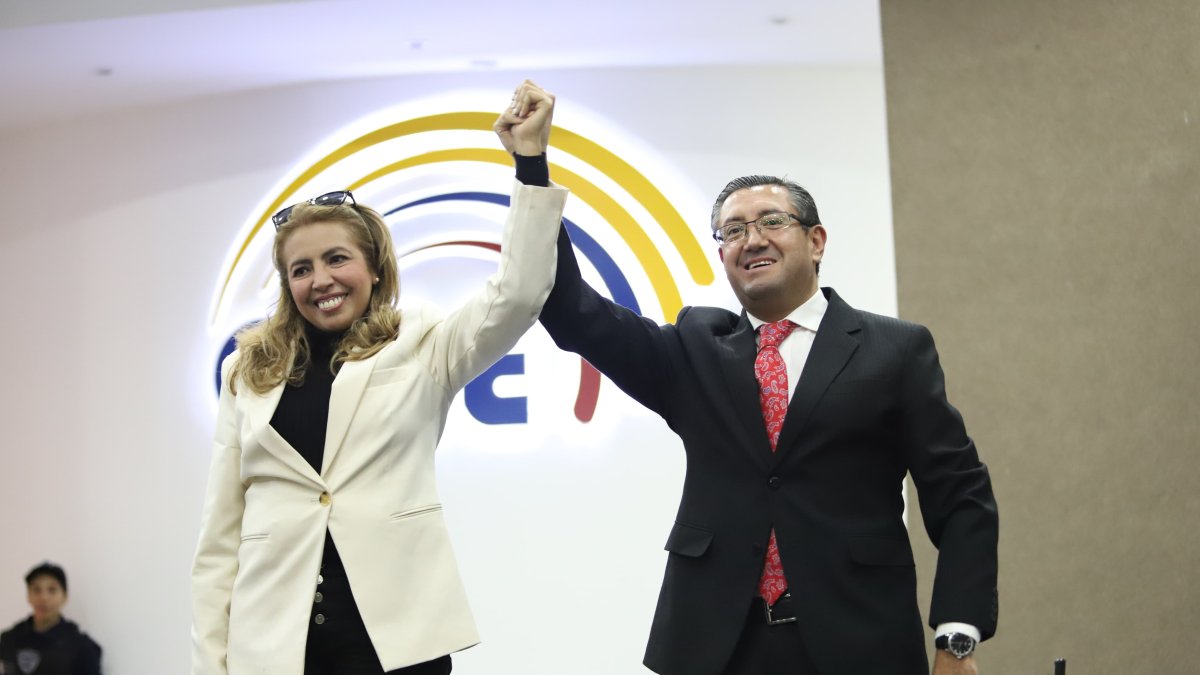 Iván Saquicela y Martha Rizzo aceptaron sus precandidaturas en el CNE.