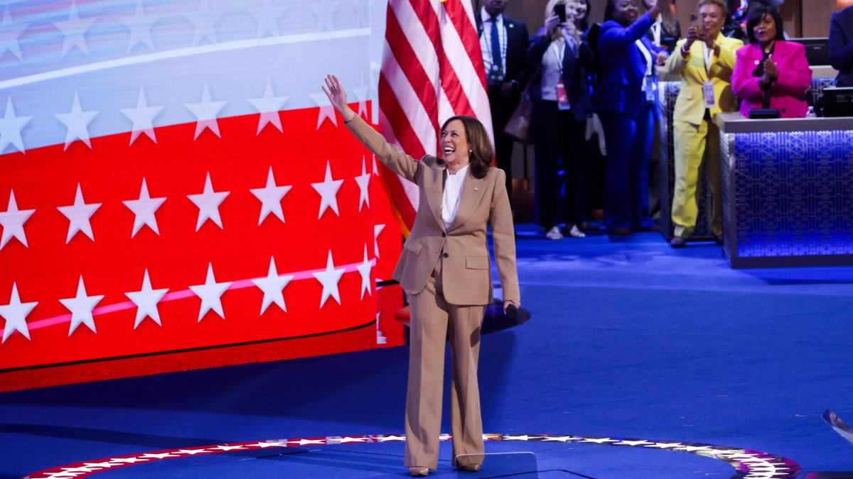 Chicago. Kamala Harris se sube al escenario la noche del pasado lunes.