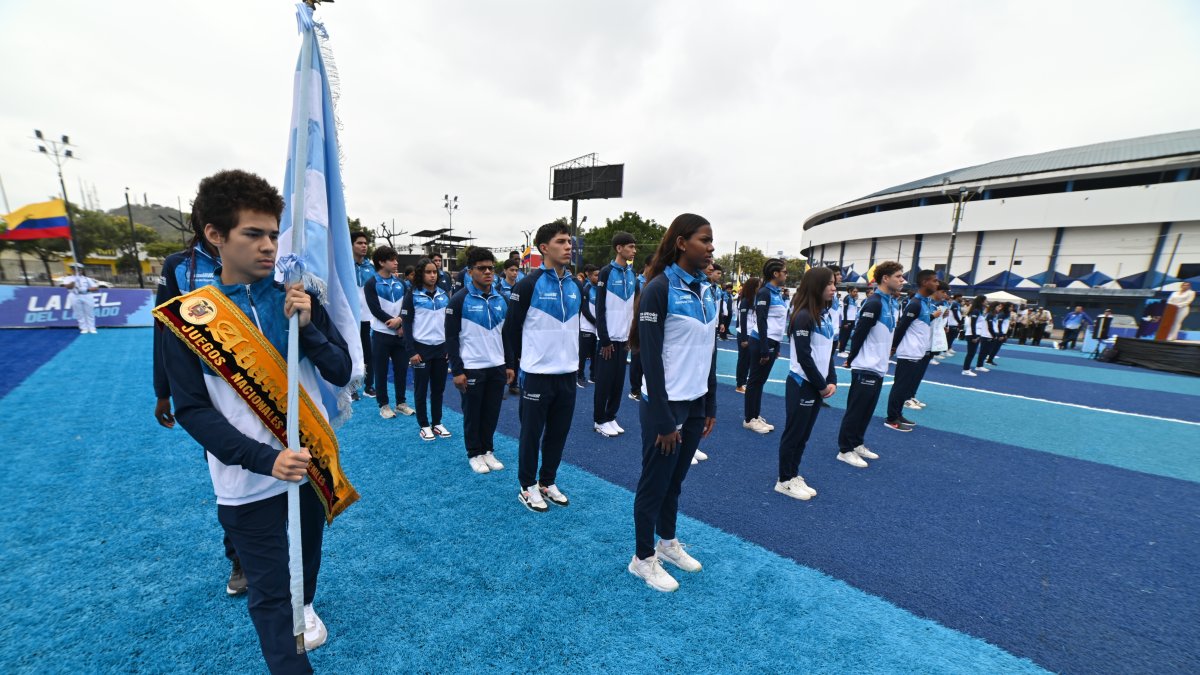 Klaython Fiallos cobijó con la bandera albiceleste a sus compañeros durante el abanderamiento.