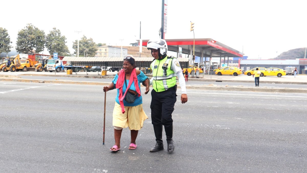 Las labores de los agentes de tránsito incluyen la promoción de la educación vial y asistencia a los peatones.