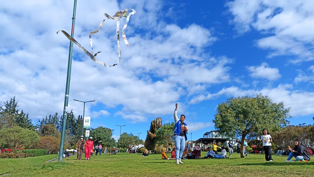 Hecho. Durante el día, las familias se volcaron a los parques a pasar el día. En la noche, se encerraban en casa.