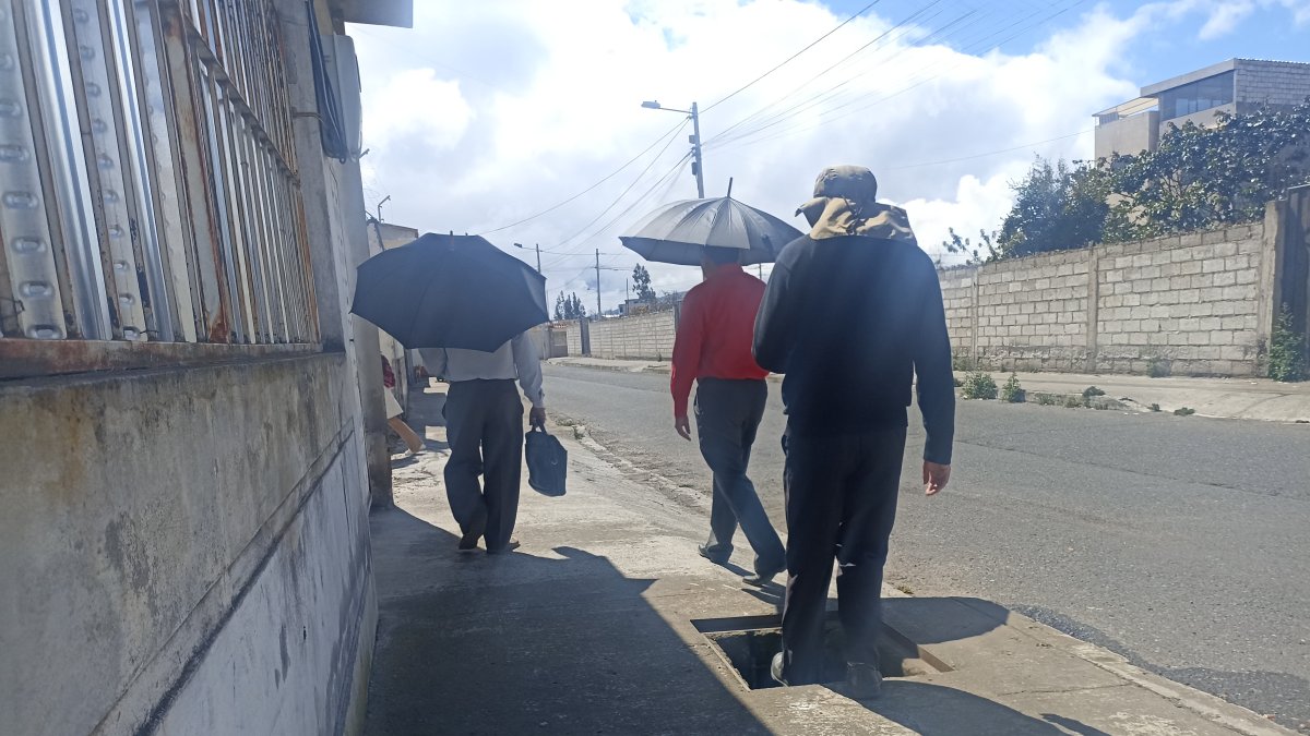 Problemática. Los robos de las tapas de alcantarillas son un peligro latente tanto para los peatones y ciclistas en diferentes sectores de Ambato.