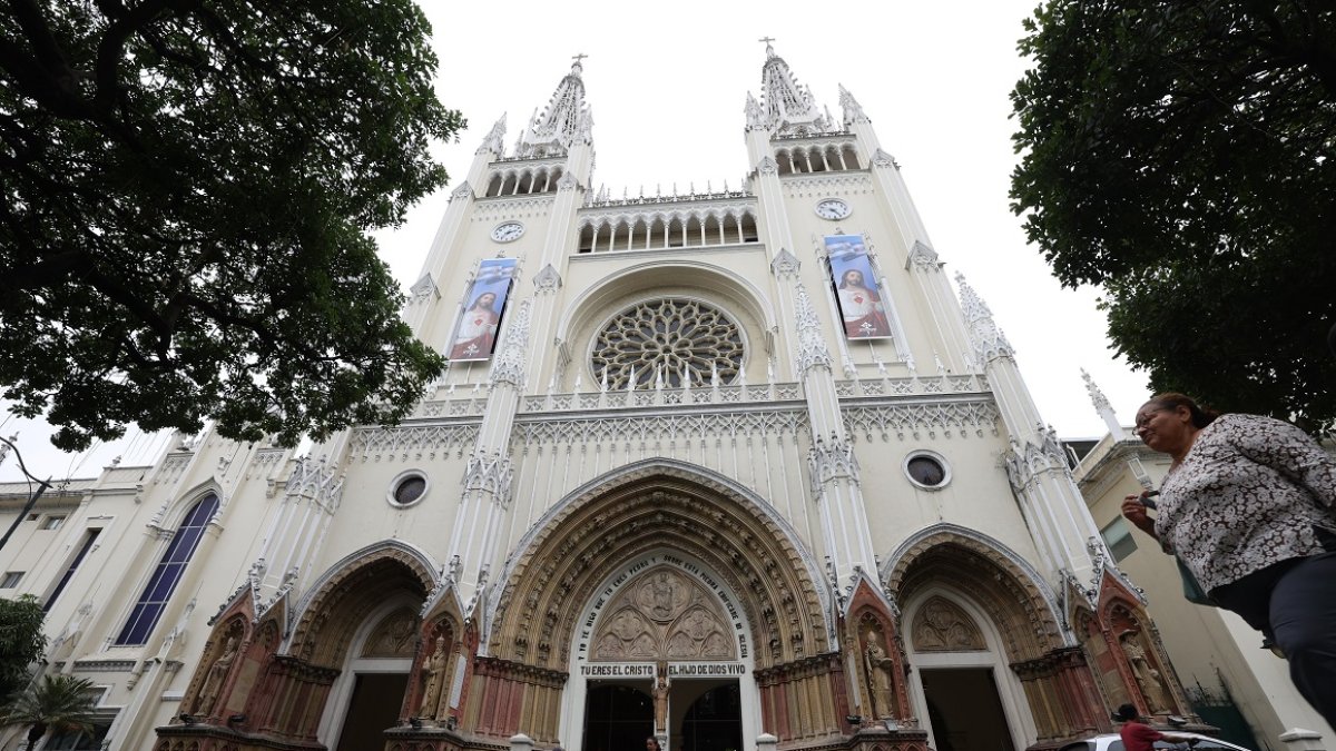 Corredores. La Catedral metropolitana es la iglesia más representativa de Guayaquil y en las próximas semanas abrirá varios espacios destinados al turismo religioso.