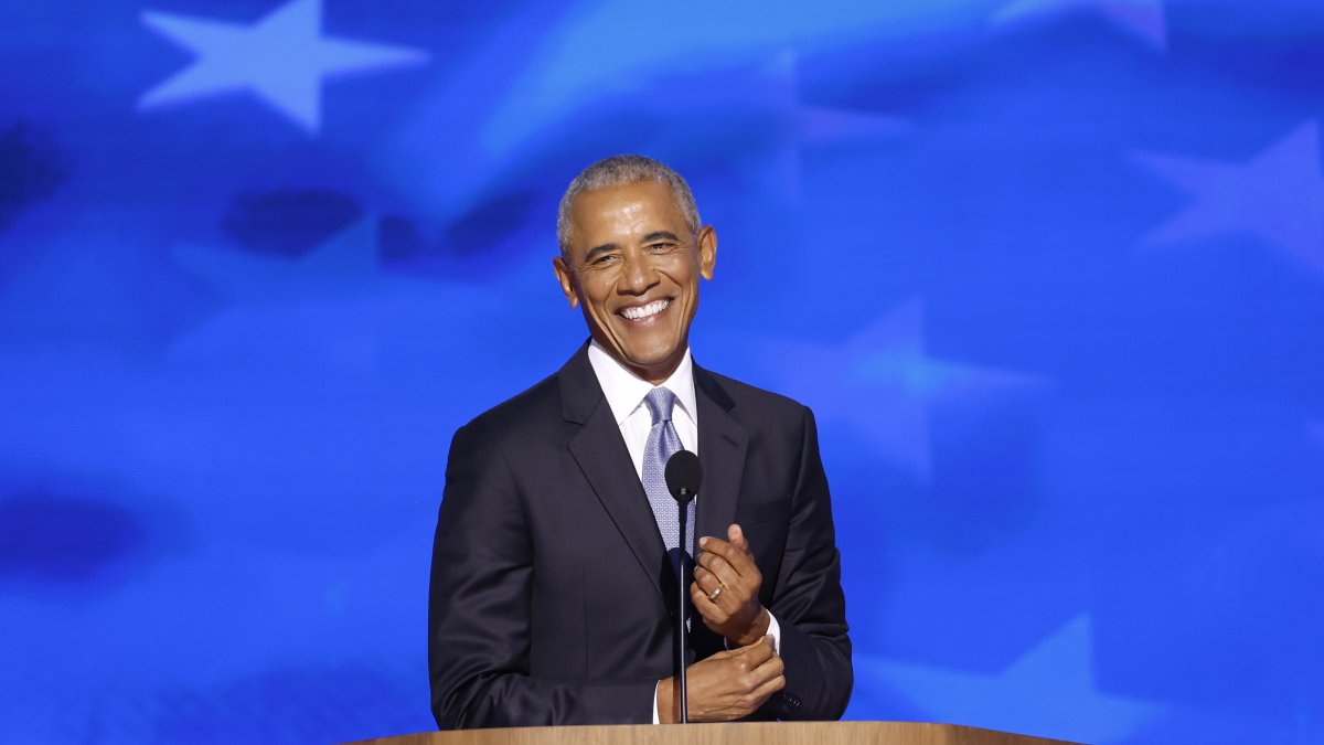 El expresidente estadounidense Barack Obama habla durante la segunda noche de la Convención Nacional Demócrata (DNC)