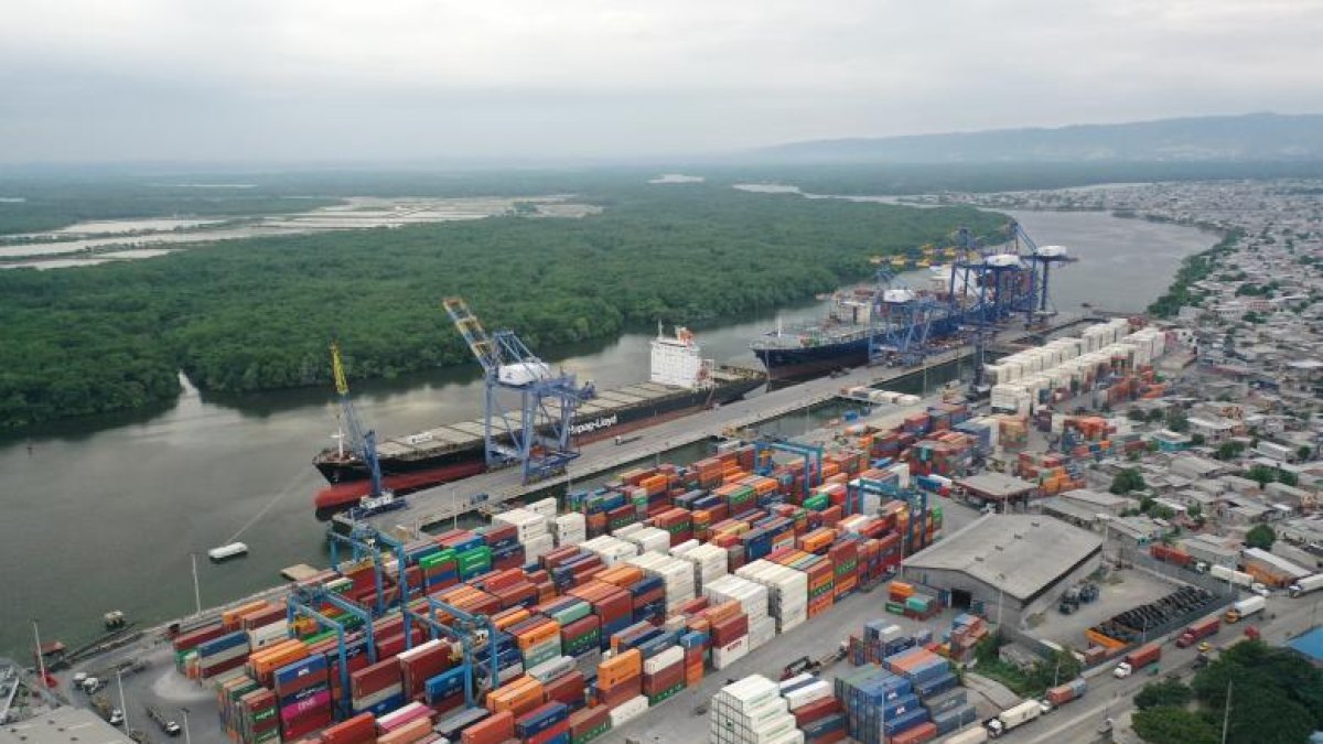 Comercio. Una visión panorámica de los contenedores y barcos en el Puerto Marítimo de Guayaquil.