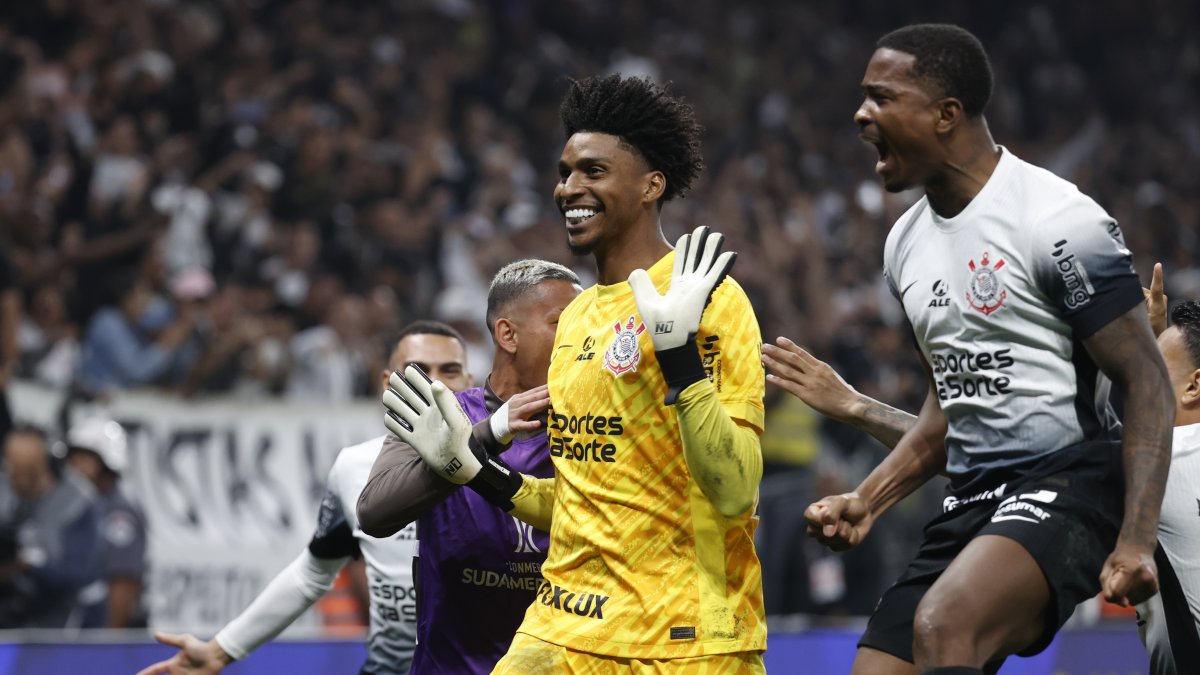 El arquero Hugo Souza fue la figura de Corinthians en la tanda de penaltis ante Bragantino.