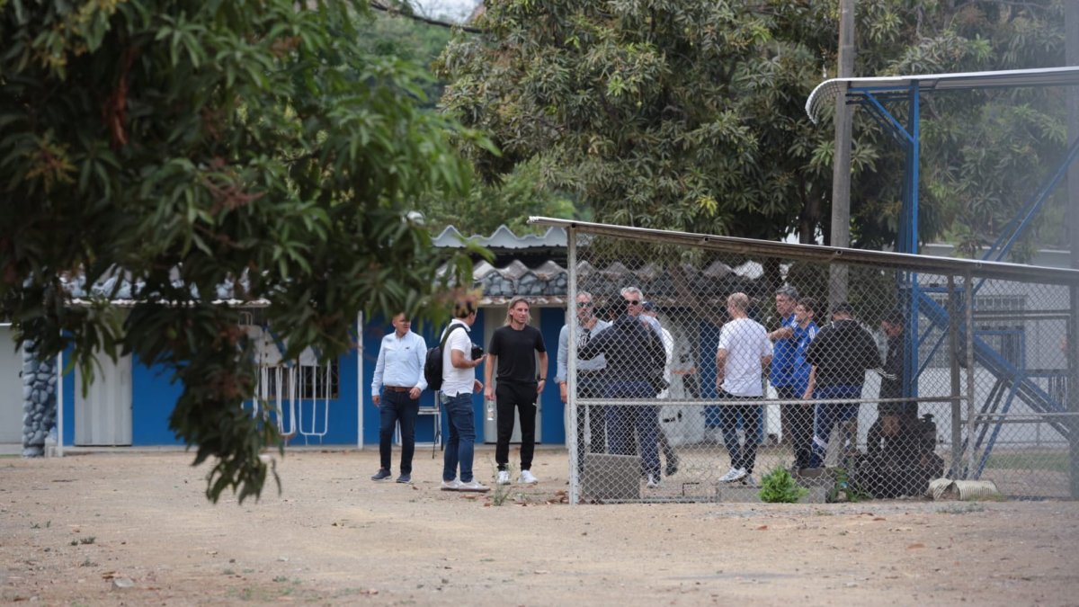 El DT de Ecuador acompaño al presidente de Emelec, José Pileggi, a un entrenamiento del club.