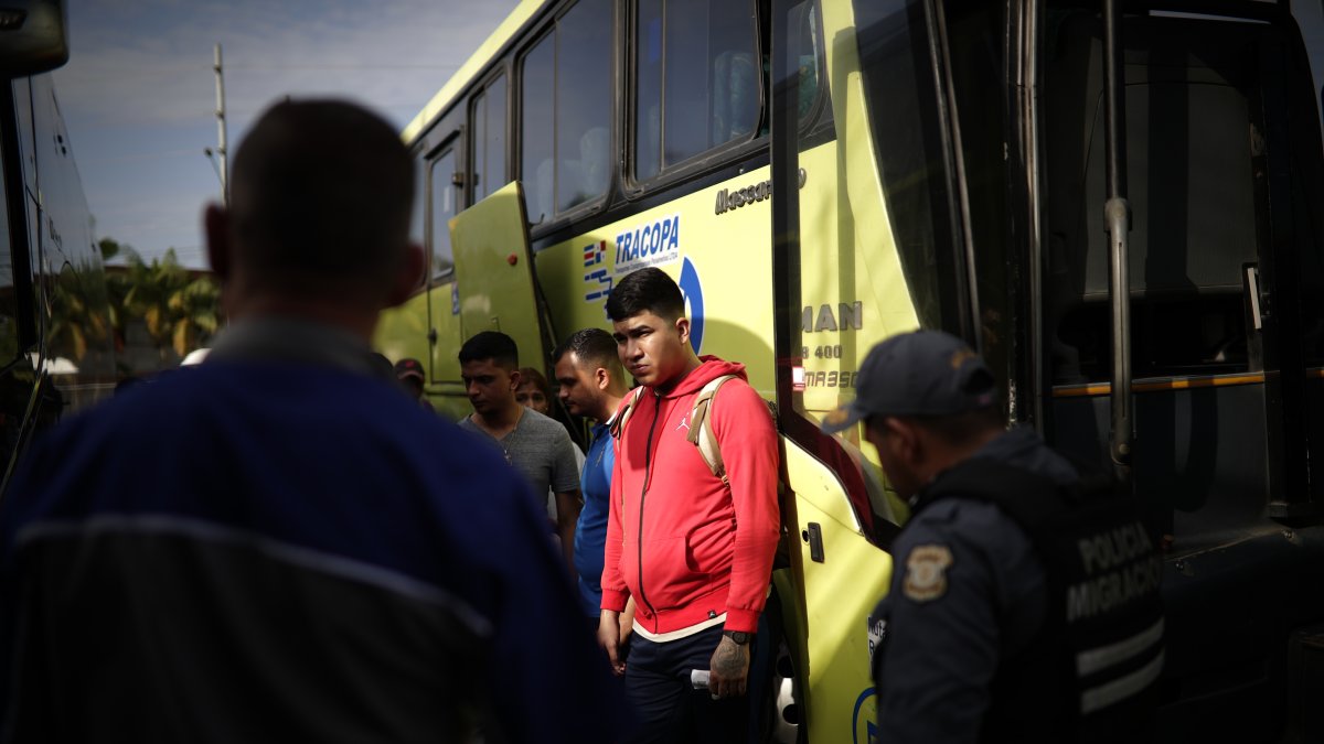 Un grupo de migrantes que esperan su traslado en autobús rumbo a Nicaragua, desde un paso fronterizo en Panamá.