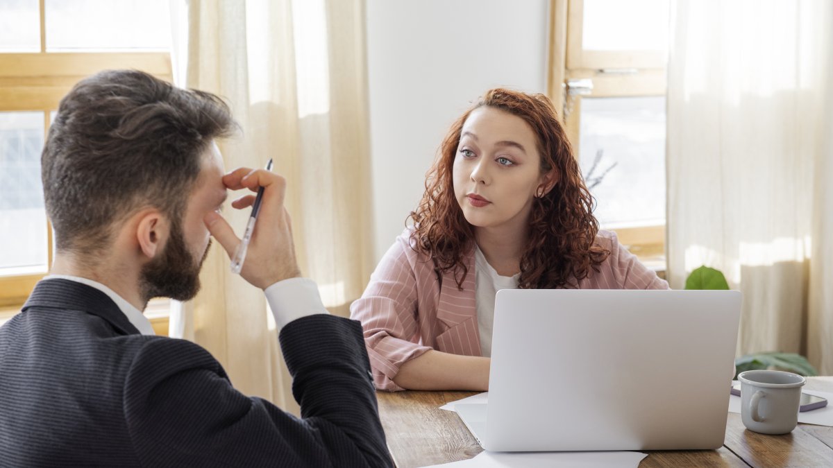 La ecolalia -repetir palabras o frases- se da tanto en niños como en personas adultas