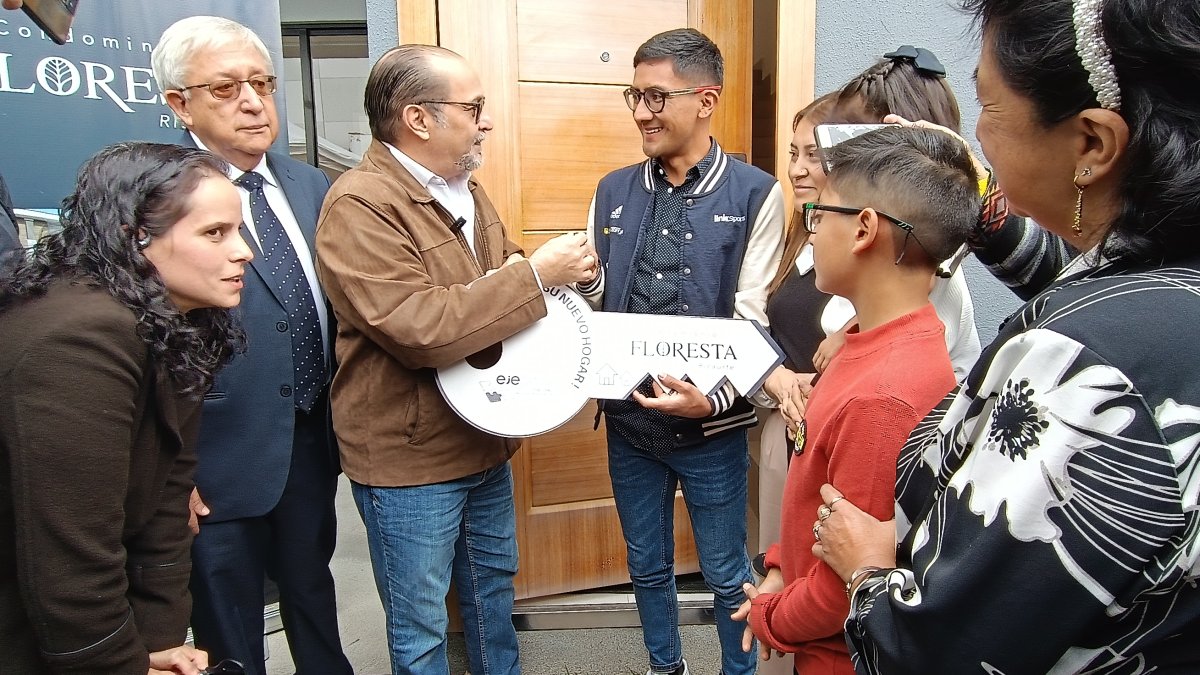 Humberto Plaza, ministro de Vivienda, fue el encargado de entregarle las llaves de su nueva casa a Pintado que llegó a recibirla acompañado de su mamá, esposa e hijos.