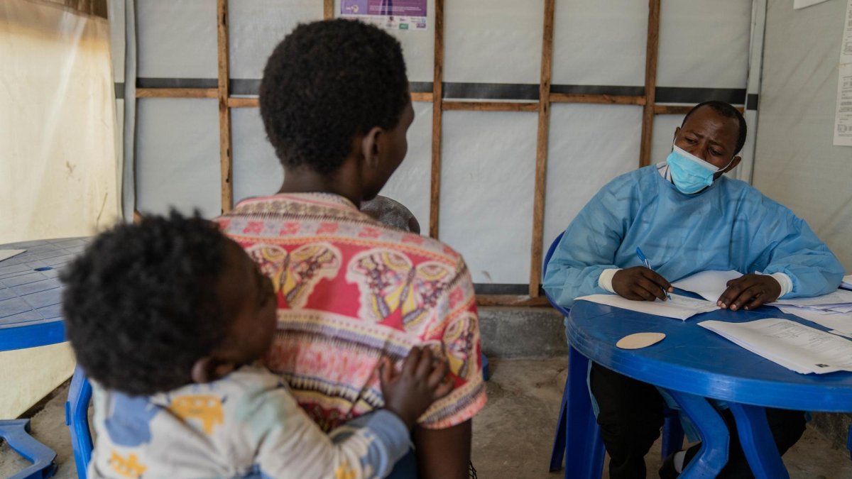 Según la Organización Mundial de la Salud (OMS), solo en la República Democrática del Congo hay más de 15.000 casos sospechosos de contagio.