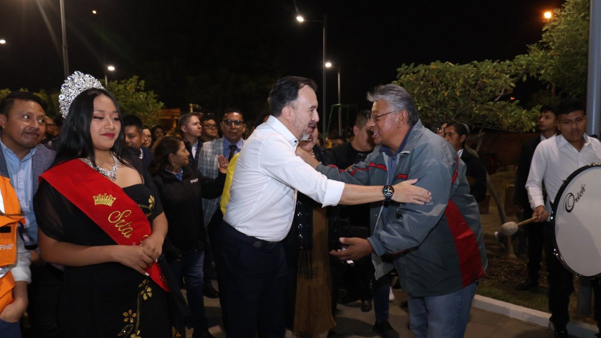 En el parque San Francisco, en Tanda, el alcalde Pabel Muñoz fue recibido por la reina Melanie Cuspa.