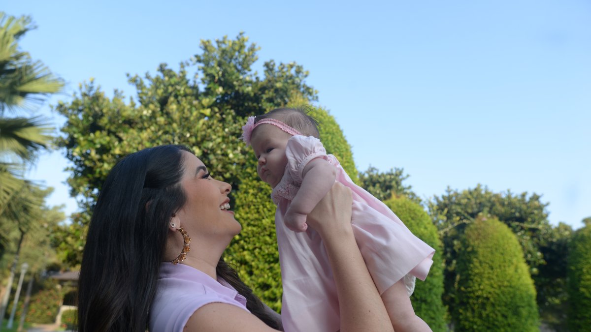 Jennifer Pazmiño con Agustina.