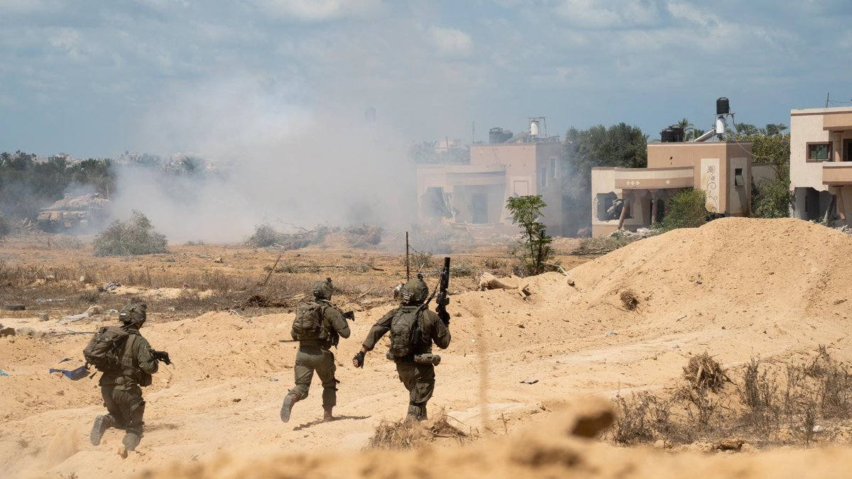 Tropas terrestres del Ejército de Israel recorren una zona en el sur de la Franja de Gaza.