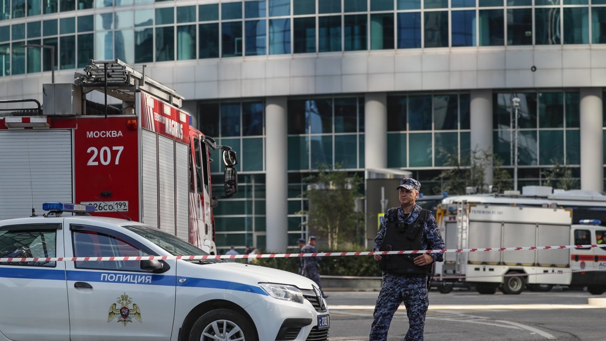 Un policía delante de un edificio dañado en el centro de negocios tras un ataque con drones en Moscú, Rusia.
