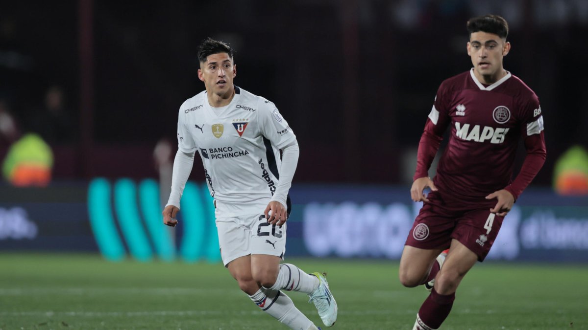 22/08/2024 02:18 (UTC)
Crédito:
EFE
Fuente:
EFE
Autor:
LUCIANO GONZÁLEZ
Temática:
Deporte » Fútbol
Gonzalo Pérez (d) de Lanús disputa el balón con Fernando Cornejo de Liga de Quito en los octavos de la Copa Sudamericana en Lanús.