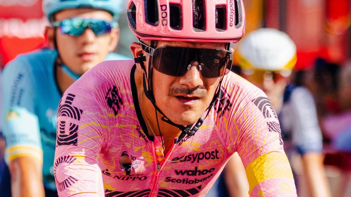 Richard Carapaz llegó a la meta con el pelotón de favoritos de la Vuelta a España.