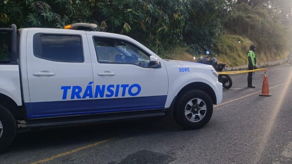 Imagen referencial. Los agentes de tránsito bloquearon un carril de la avenida Simón Bolívar, para atender la emergencia.