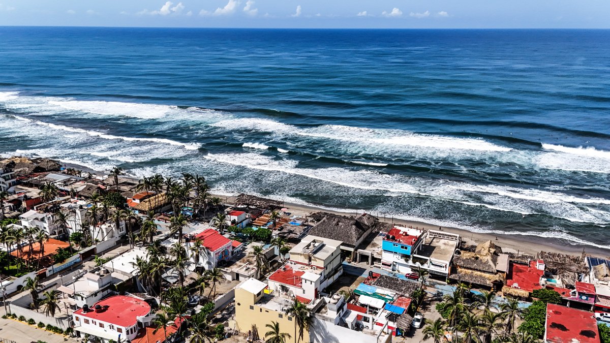 Vista general de la playa 'Pie de la Cuesta', en el balneario de Acapulco en el estado de Guerrero.