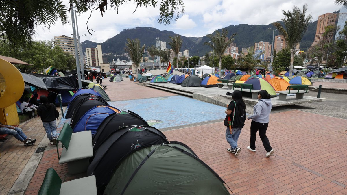 Varias de las carpas instaladas por lo indígenas este miércoles en un campamento en el Parque del Renacimiento, en Bogotá (Colombia).