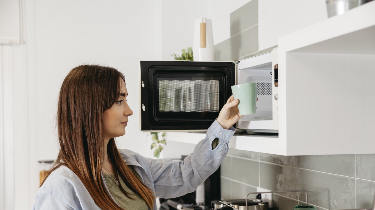 El horno de microondas fue inventado en 1945 y popularizado a finales de los años 70
