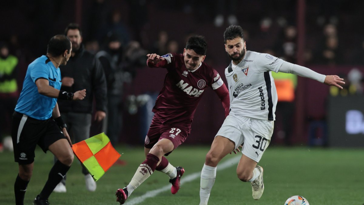 Gian Franco Allala de LDU en un partido de los octavos de final de la Copa Sudamericana entre Lanús y LDU Quito.